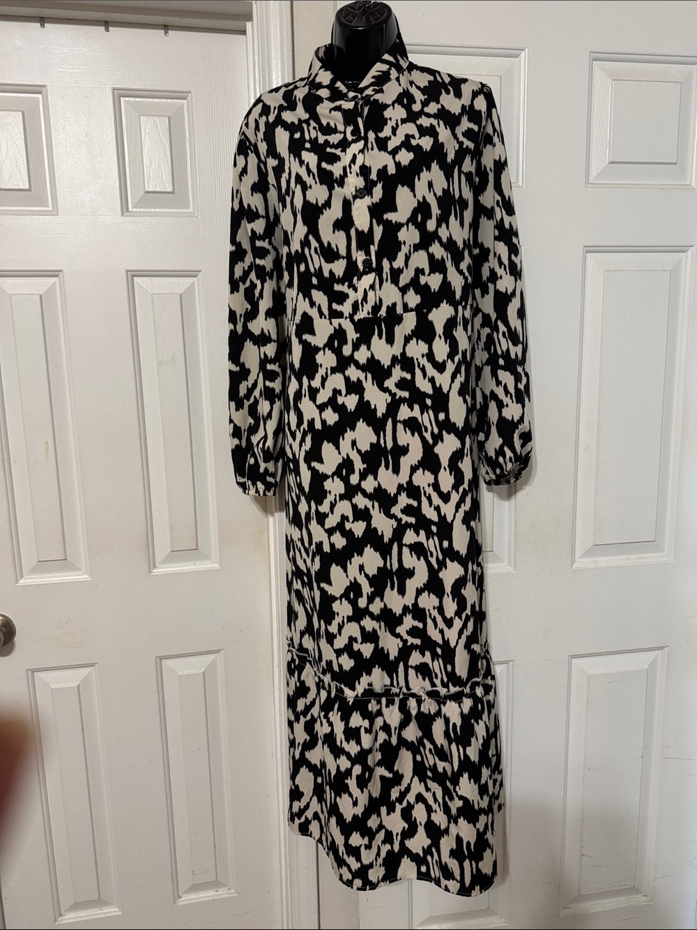 SHEIN Black and White Abstract Print Maxi Dress with Long Sleeves